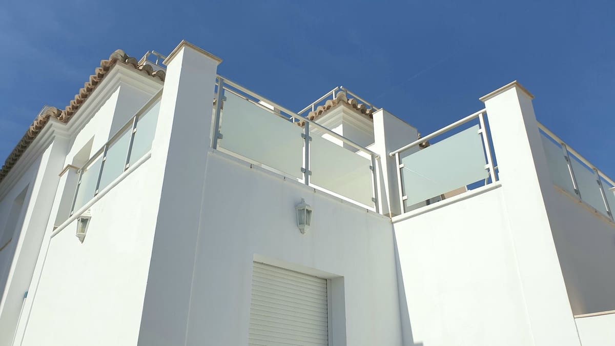 3 chambre Villa/Maison Semi-Mitoyenne à vendre à Nerja avec piscine garage - 850 000 € (Ref: 10136511)