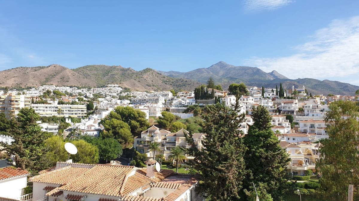 3 chambre Villa/Maison Semi-Mitoyenne à vendre à Nerja avec piscine garage - 850 000 € (Ref: 10136511)