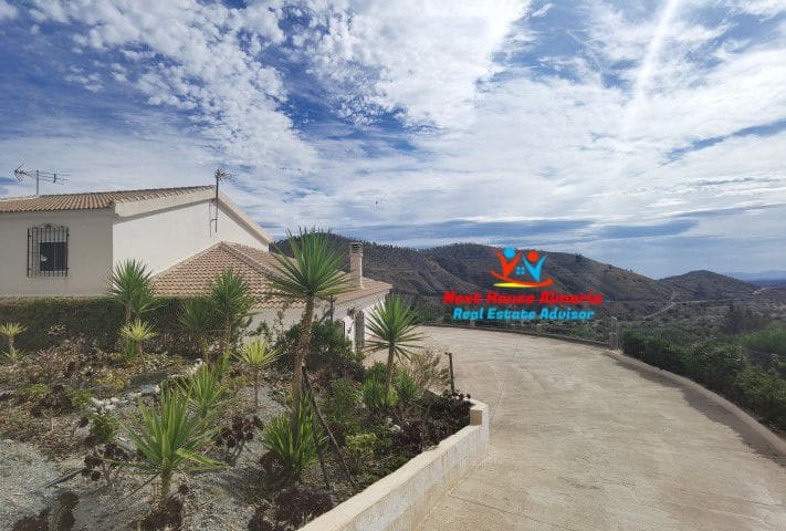 8 slaapkamer Finca/Landhuis te koop in Albox met garage - € 299.000 (Ref: 7856048)