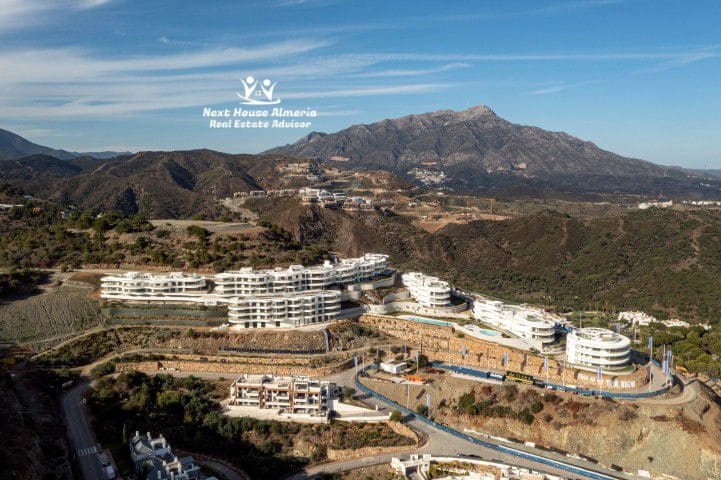 2 bedroom Apartment for sale in La Quinta with garage - € 1,299,000 (Ref: 9191349)