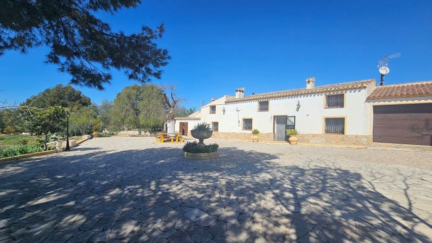 7 bedroom Finca/Country House for sale in La Parroquia with garage - € 425,000 (Ref: 9719736)