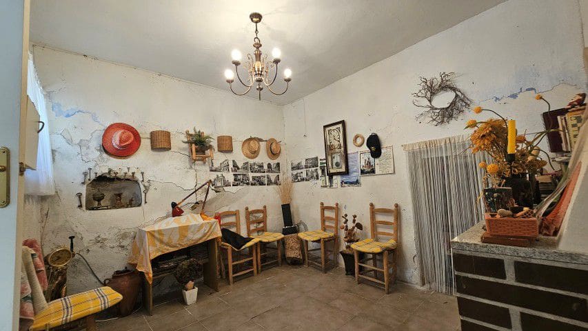 5 bedroom Townhouse for sale in Lucar with garage - € 149,950 (Ref: 9772816)