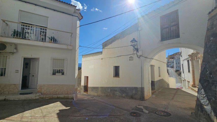 5 bedroom Townhouse for sale in Lucar with garage - € 149,950 (Ref: 9772816)