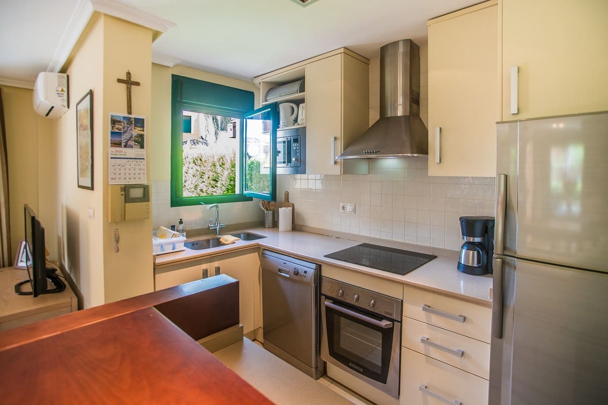 4 soverom Kjedet enebolig til salgs i Torrevieja med svømmebasseng garasje - € 310 000 (Ref: 10150419)