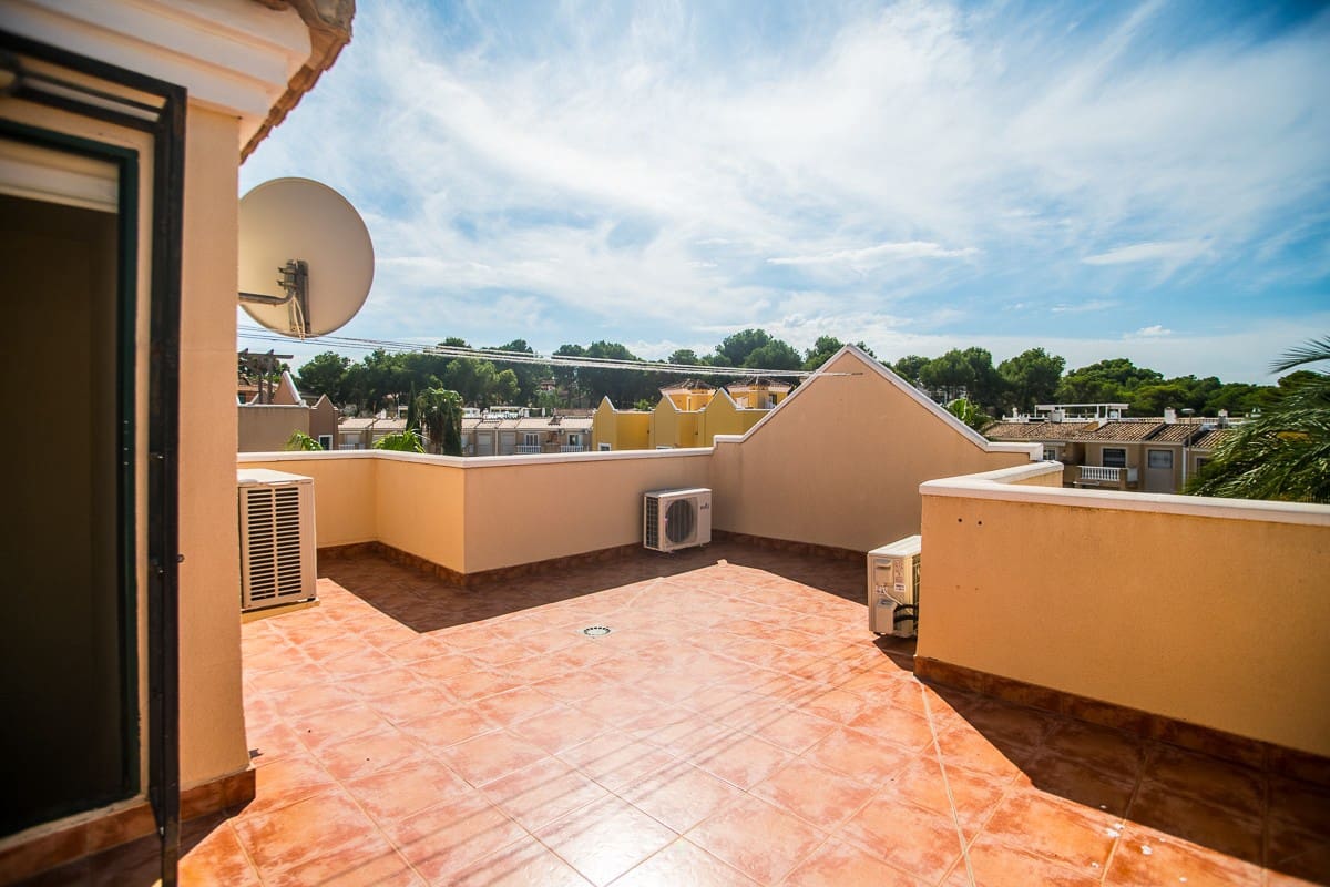 4 soverom Kjedet enebolig til salgs i Torrevieja med svømmebasseng garasje - € 310 000 (Ref: 10150419)