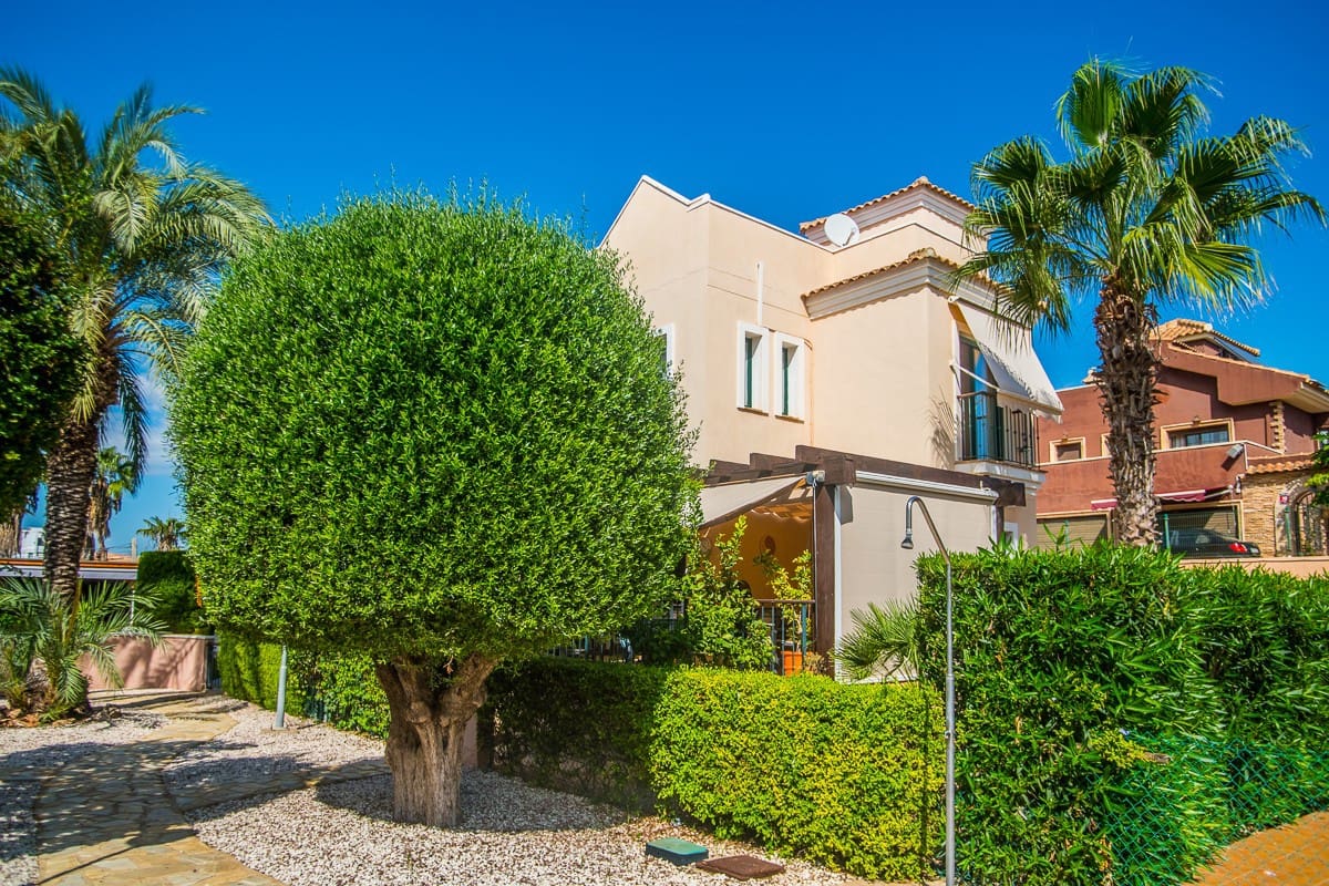 4 soverom Kjedet enebolig til salgs i Torrevieja med svømmebasseng garasje - € 310 000 (Ref: 10150419)