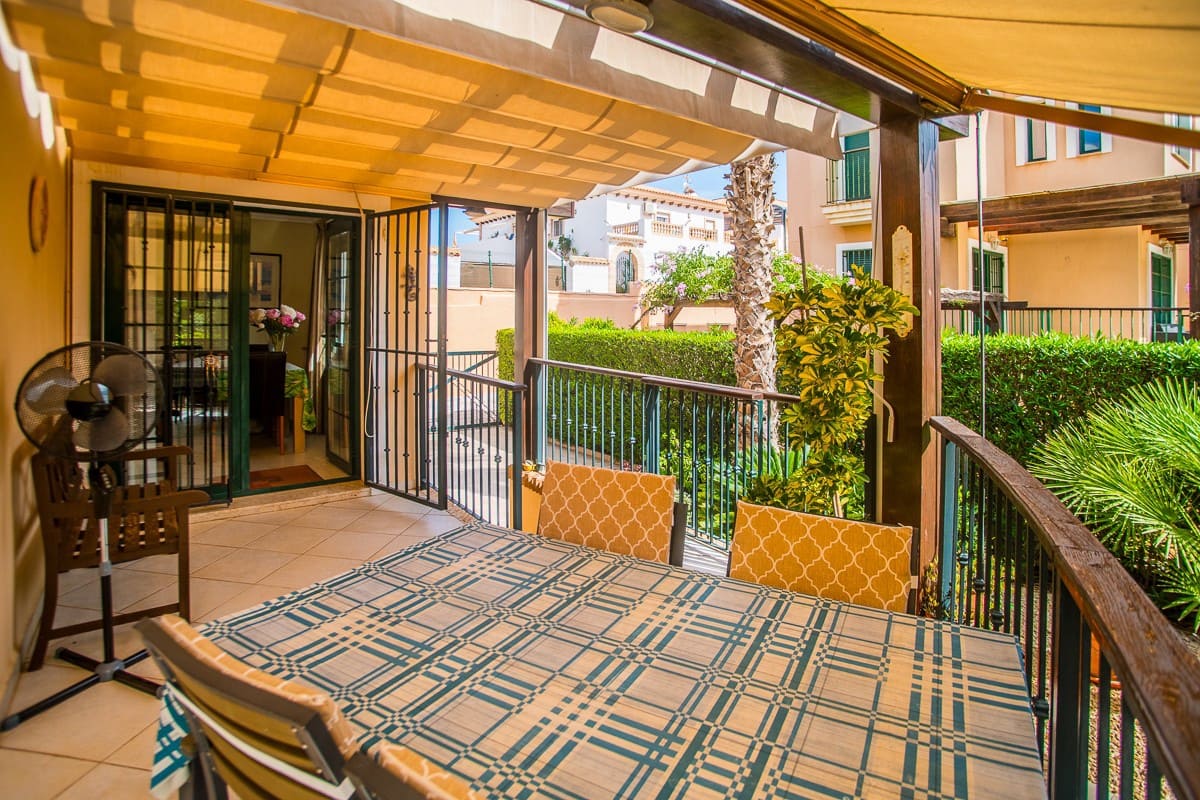 4 soverom Kjedet enebolig til salgs i Torrevieja med svømmebasseng garasje - € 310 000 (Ref: 10150419)