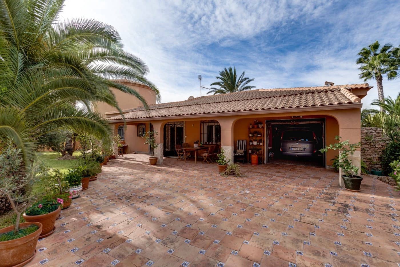 5 bedroom Villa for sale in San Luis with pool - € 850,000 (Ref: 10158623)