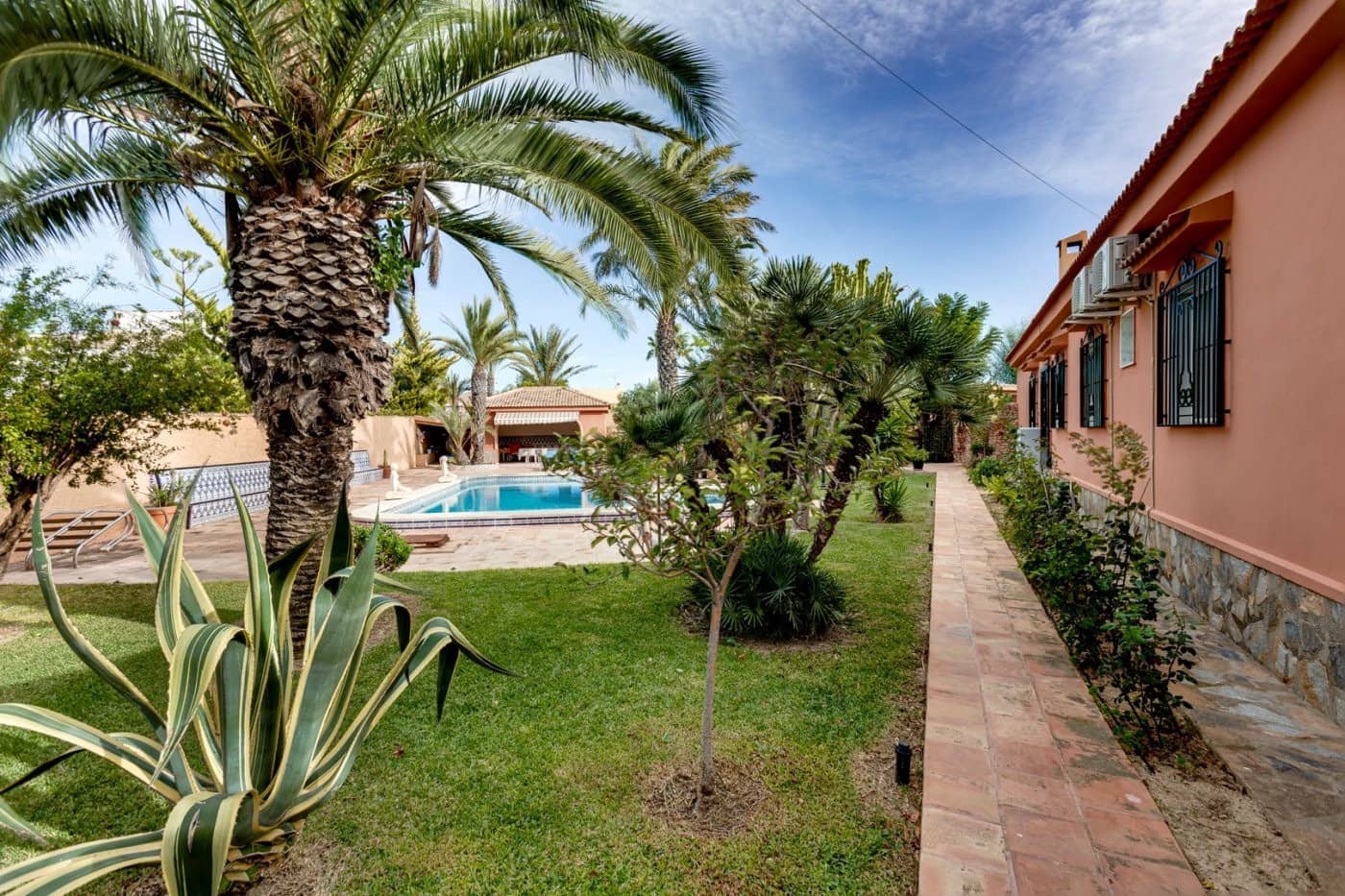 5 bedroom Villa for sale in San Luis with pool - € 850,000 (Ref: 10158623)
