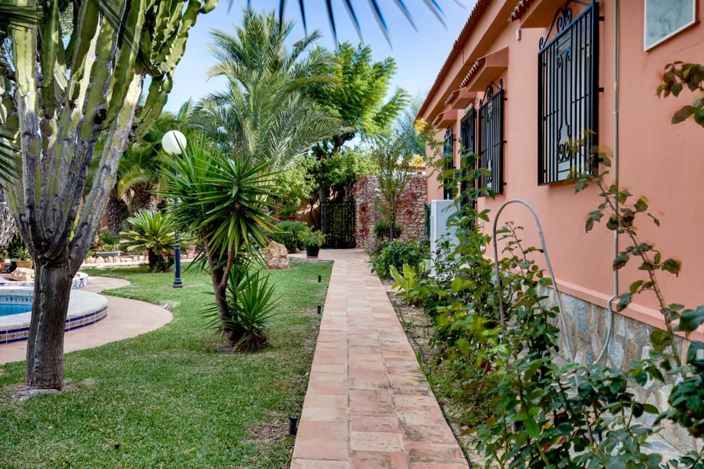 5 bedroom Villa for sale in San Luis with pool - € 850,000 (Ref: 10158623)