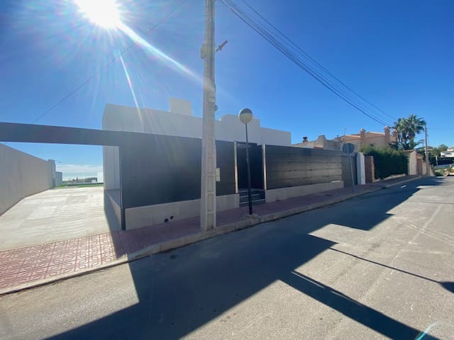 3 sypialnia Willa na sprzedaż w Los Balcones z basenem garażem - 649 000 € (Ref: 8837520)