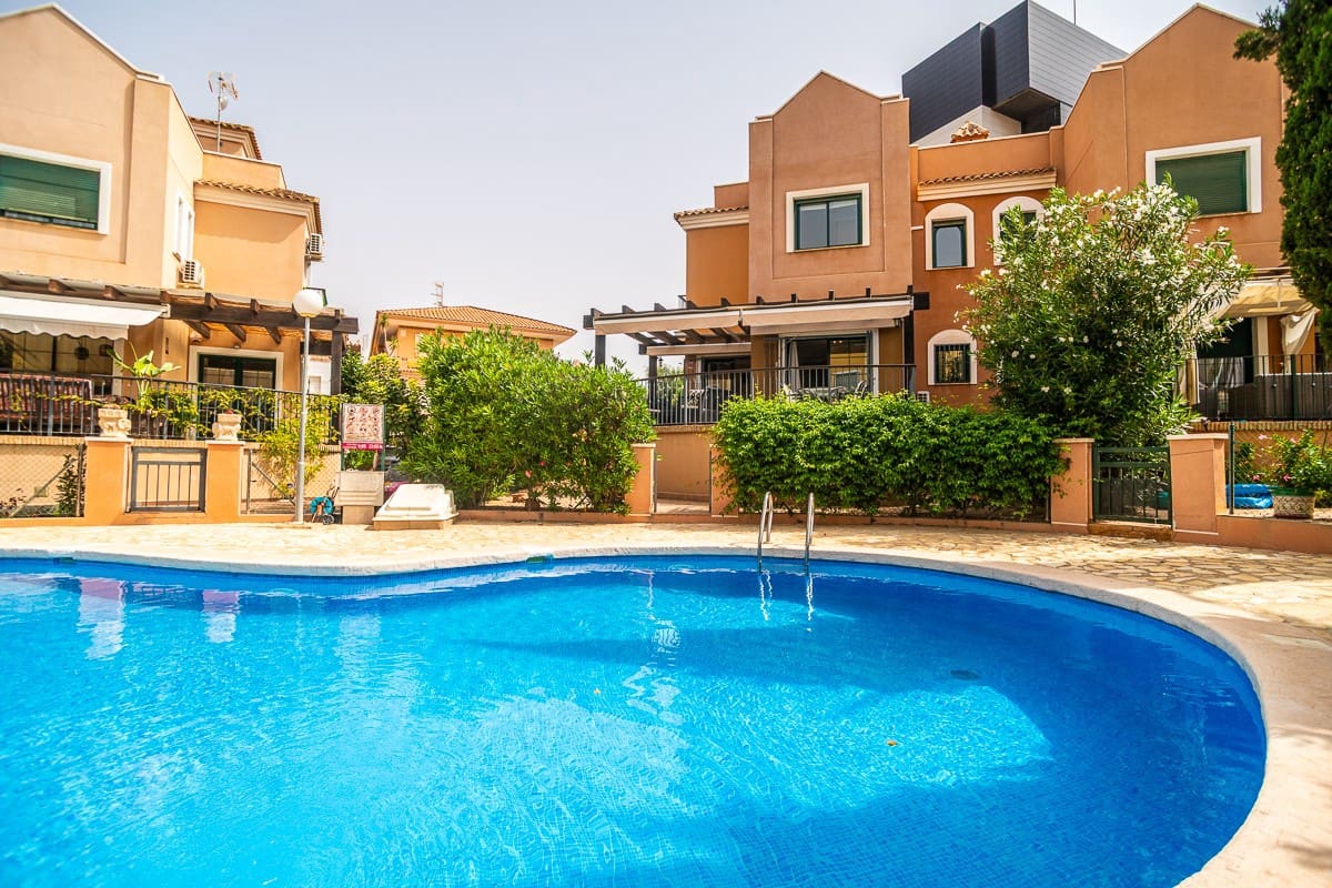 3 soveværelse Semi-Rækkehus til salg i Torrevieja med swimmingpool - € 285.000 (Ref: 9198161)
