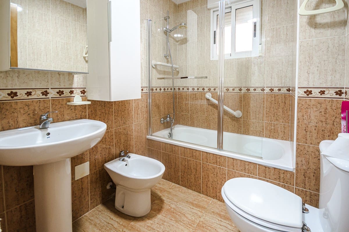 2 slaapkamer Appartement te koop in Orihuela Costa met zwembad garage - € 140.000 (Ref: 9337073)