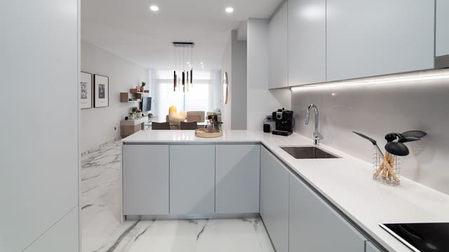 Apartamento de 3 habitaciones en Playa Poniente, Benidorm en venta con piscina - 895.000 € (Ref: 9357661)