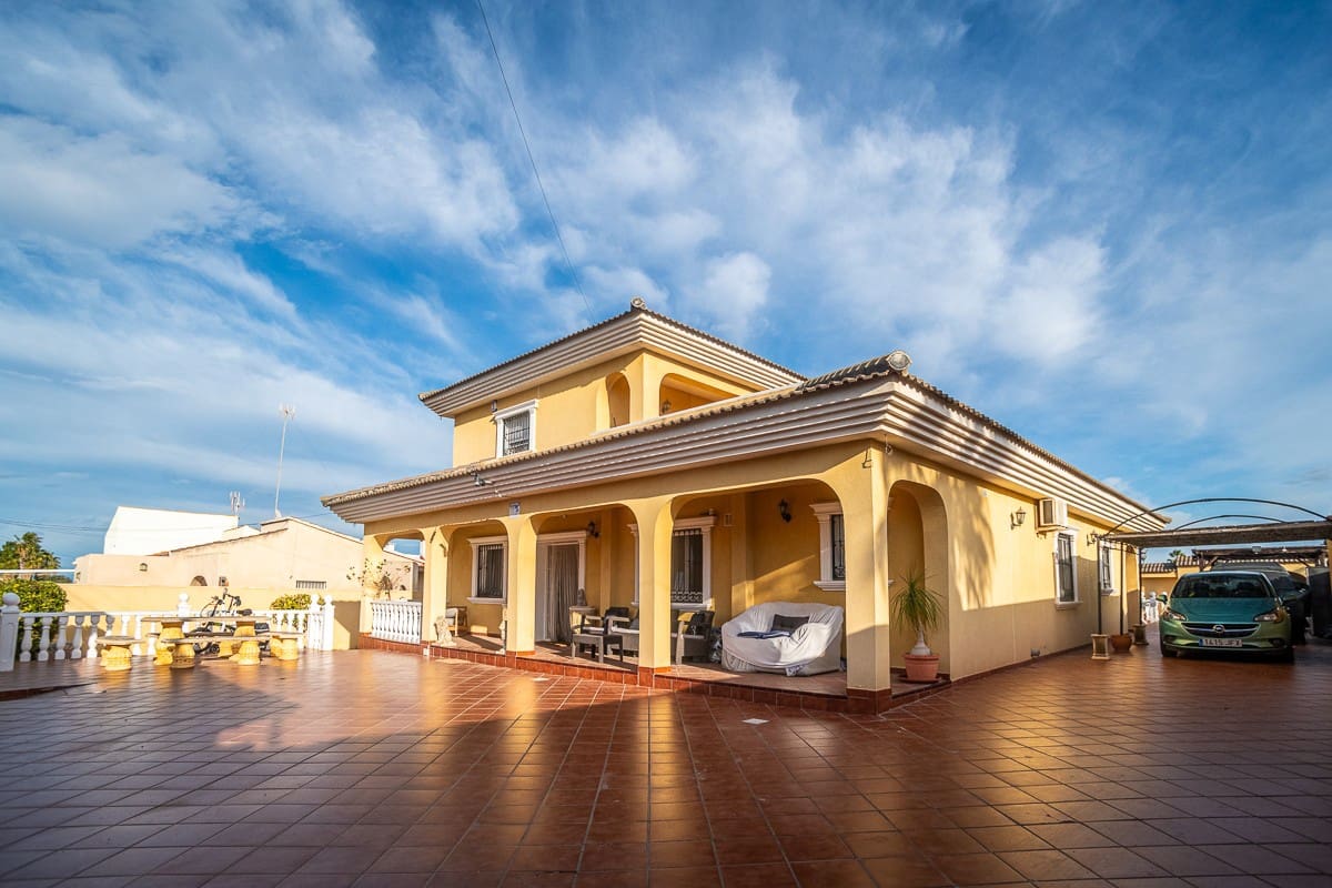 6 sypialnia Willa na sprzedaż w Torrevieja z basenem garażem - 610 000 € (Ref: 9525922)
