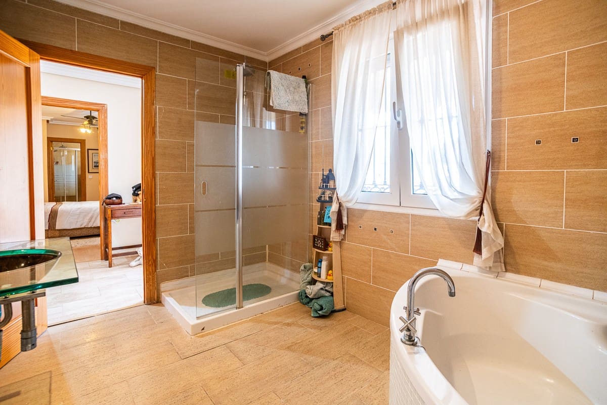 6 sypialnia Willa na sprzedaż w Torrevieja z basenem garażem - 610 000 € (Ref: 9525922)