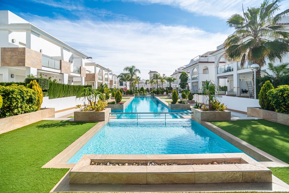 3 bedroom Villa for sale in Ciudad Quesada with pool - € 405,000 (Ref: 9614589)