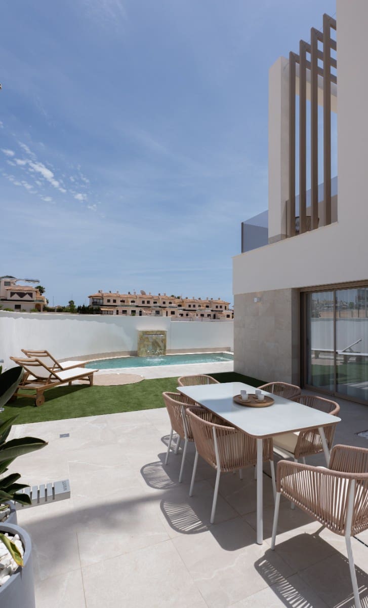 3 bedroom Villa for sale in Los Alcazares with pool - € 439,000 (Ref: 9714110)