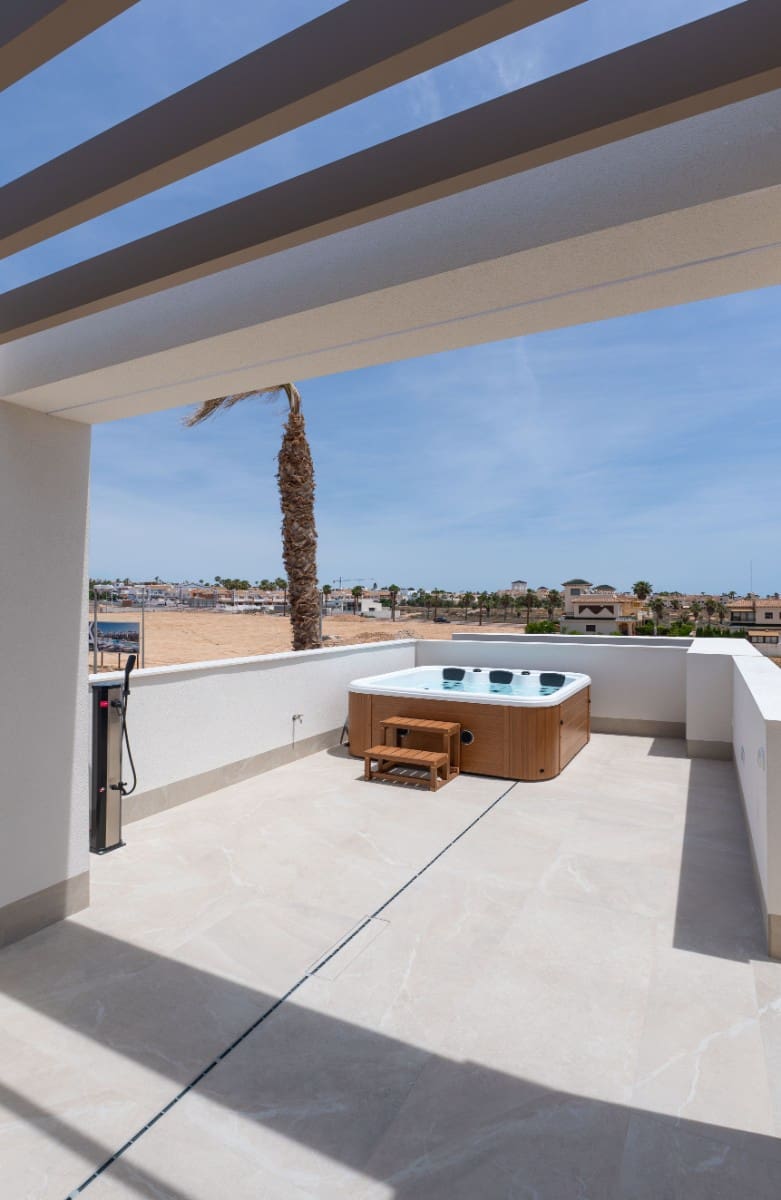 3 bedroom Villa for sale in Los Alcazares with pool - € 439,000 (Ref: 9714110)