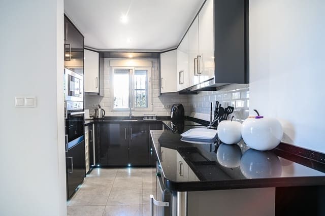 3 bedroom Townhouse for sale in Algorfa with pool - € 229,500 (Ref: 9750936)