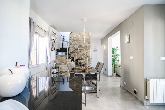 3 bedroom Townhouse for sale in Algorfa with pool - € 229,500 (Ref: 9750936)