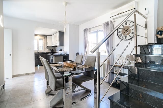 3 bedroom Townhouse for sale in Algorfa with pool - € 229,500 (Ref: 9750936)