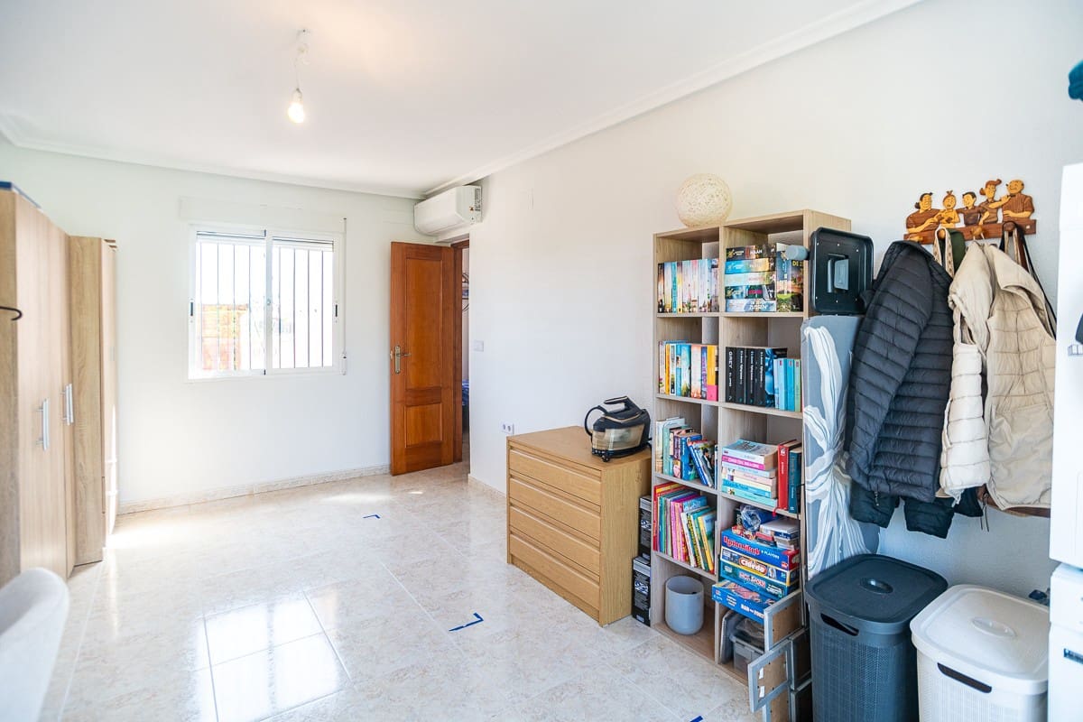 4 soveværelse Villa til salg i Catral med swimmingpool - € 380.000 (Ref: 9773463)