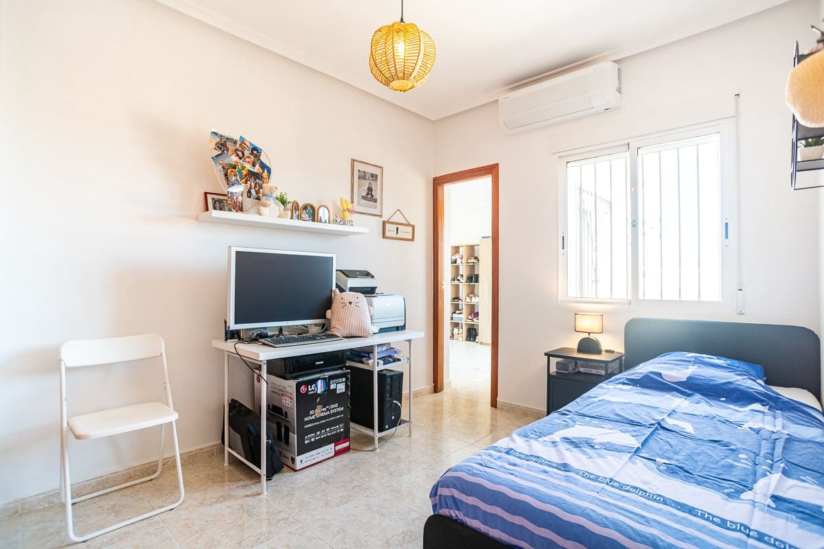 4 soveværelse Villa til salg i Catral med swimmingpool - € 380.000 (Ref: 9773463)