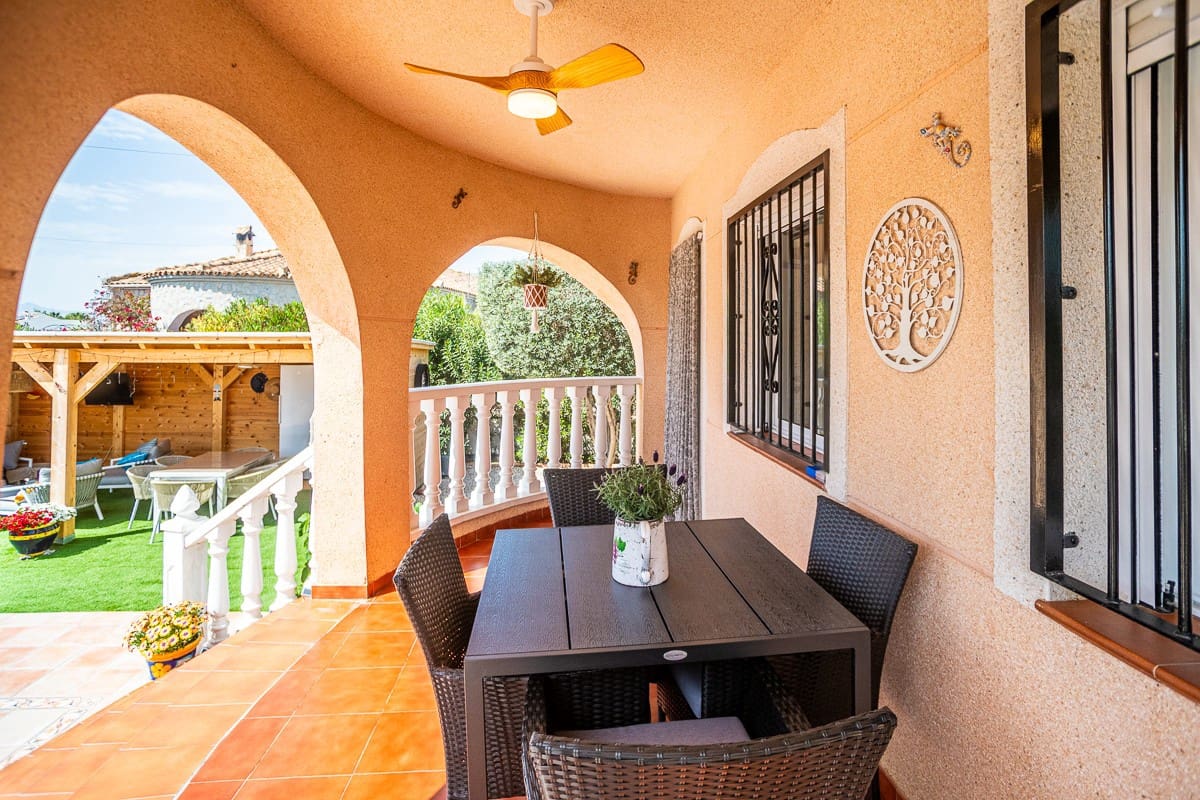 4 soveværelse Villa til salg i Catral med swimmingpool - € 380.000 (Ref: 9773463)