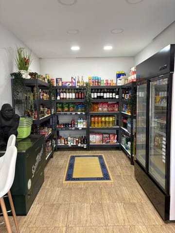 Kommersiell til salgs i Puerto Deportivo, Torrevieja - € 35 000 (Ref: 9778460)