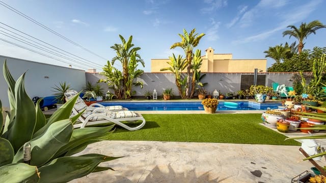 2 bedroom Villa for sale in Torrevieja with pool - € 465,000 (Ref: 9876912)