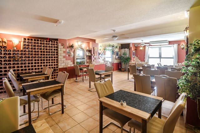Commerciale in vendita in La Veleta, Torrevieja con piscina - 225.000 € (Rif: 9952917)