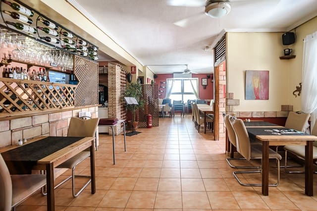 Commerciale in vendita in La Veleta, Torrevieja con piscina - 225.000 € (Rif: 9952917)