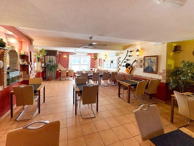 Commerciale in vendita in La Veleta, Torrevieja con piscina - 225.000 € (Rif: 9952917)