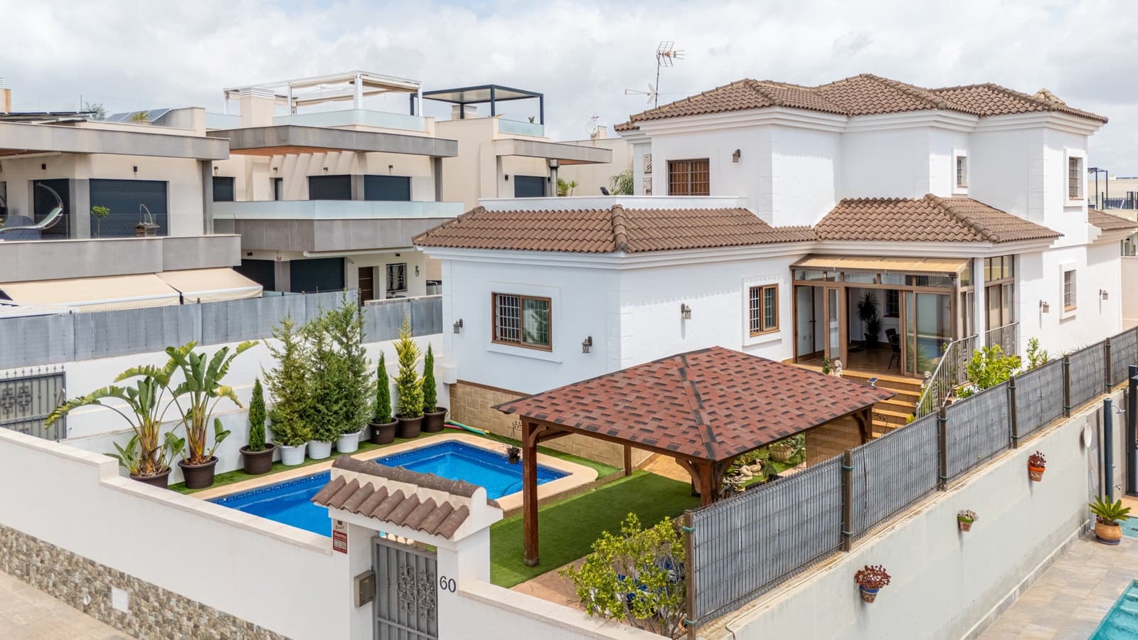 4 soveværelse Villa til salg i Los Montesinos med swimmingpool garage - € 750.000 (Ref: 9996328)