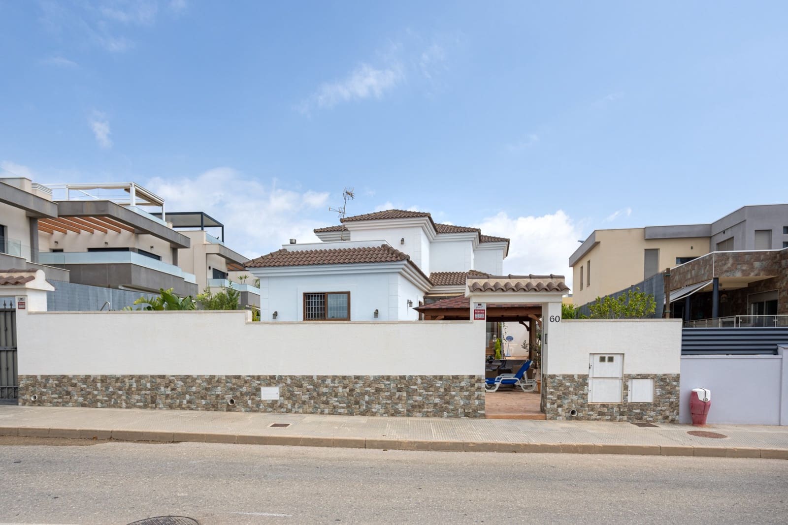 4 soveværelse Villa til salg i Los Montesinos med swimmingpool garage - € 750.000 (Ref: 9996328)