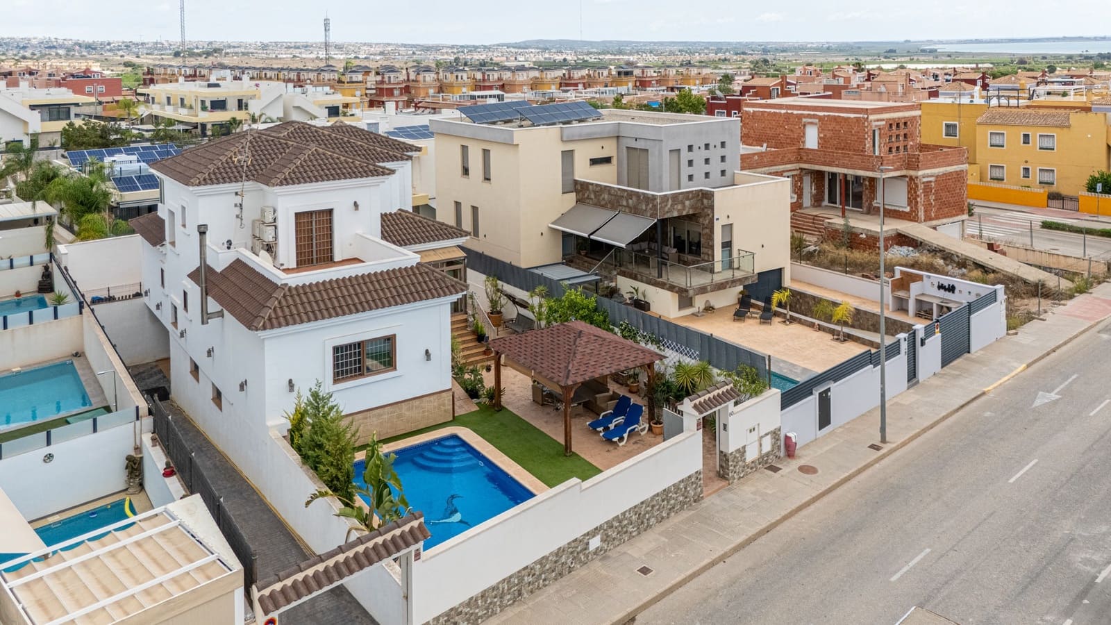4 soveværelse Villa til salg i Los Montesinos med swimmingpool garage - € 750.000 (Ref: 9996328)