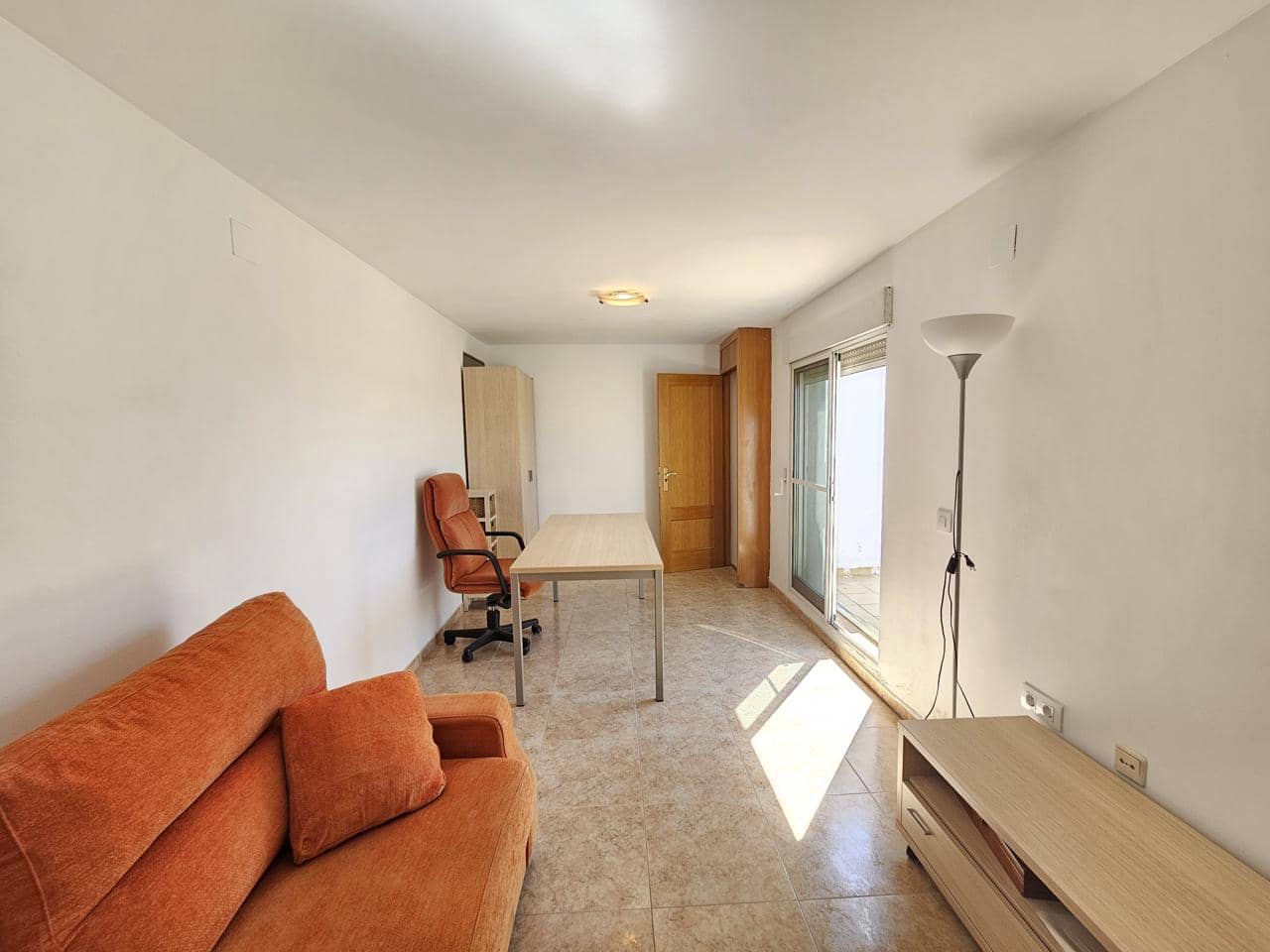 4 quarto Apartamento para arrendar em La Pobla de Vallbona com garagem - 1 200 € (Ref: 6677017)