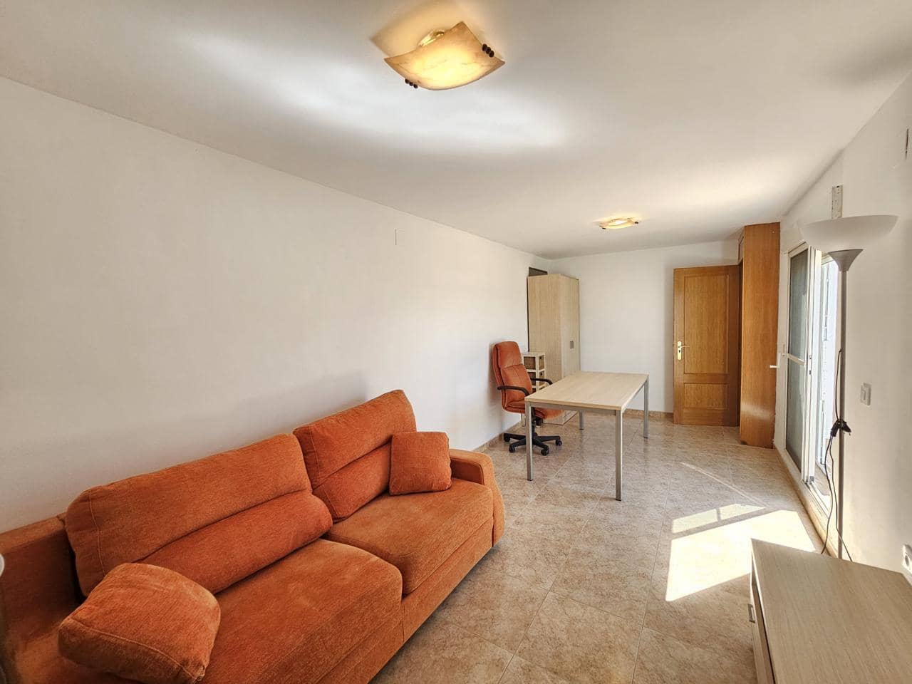 4 quarto Apartamento para arrendar em La Pobla de Vallbona com garagem - 1 200 € (Ref: 6677017)
