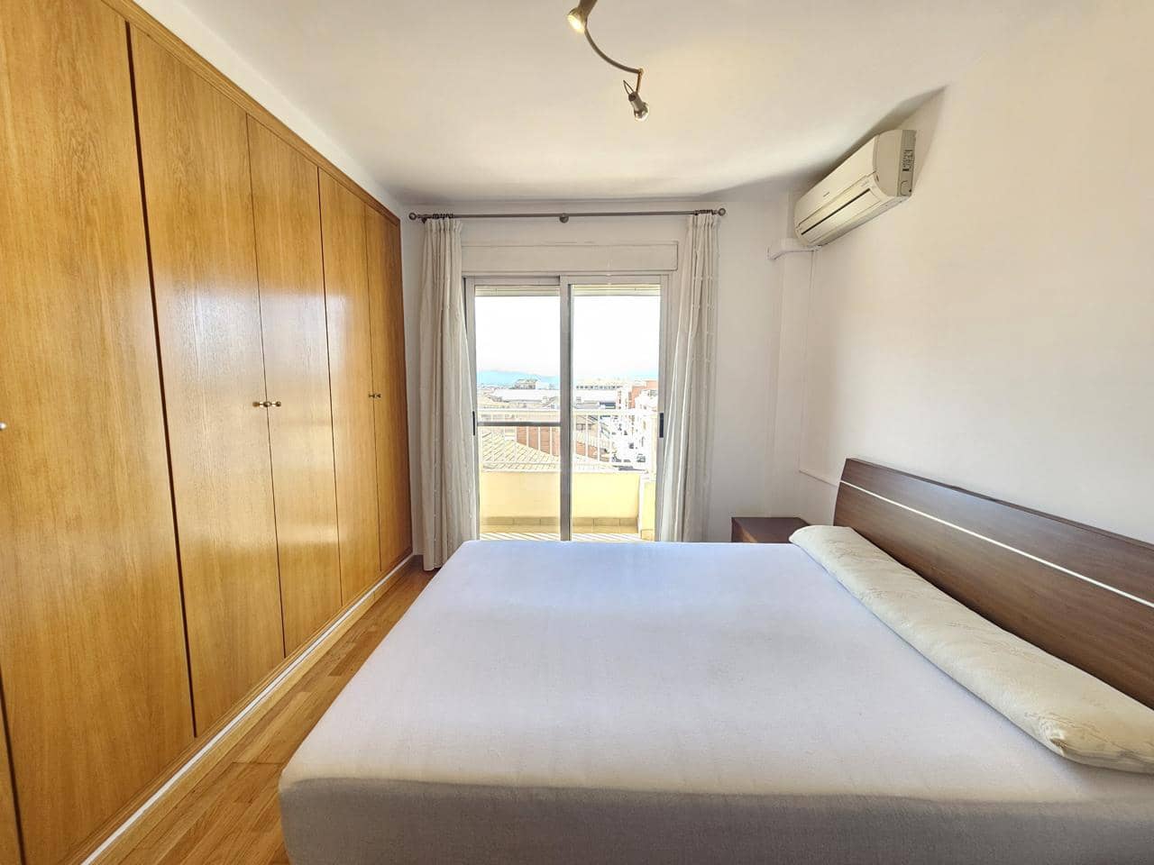 4 quarto Apartamento para arrendar em La Pobla de Vallbona com garagem - 1 200 € (Ref: 6677017)