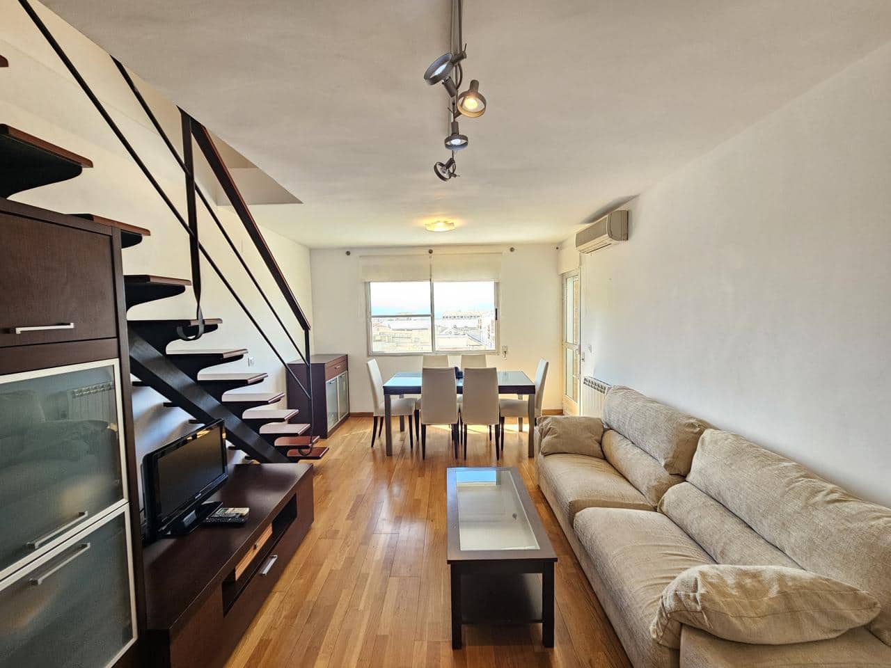 4 quarto Apartamento para arrendar em La Pobla de Vallbona com garagem - 1 200 € (Ref: 6677017)