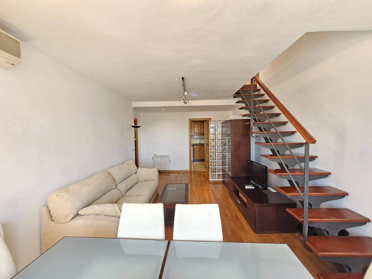 4 quarto Apartamento para arrendar em La Pobla de Vallbona com garagem - 1 200 € (Ref: 6677017)