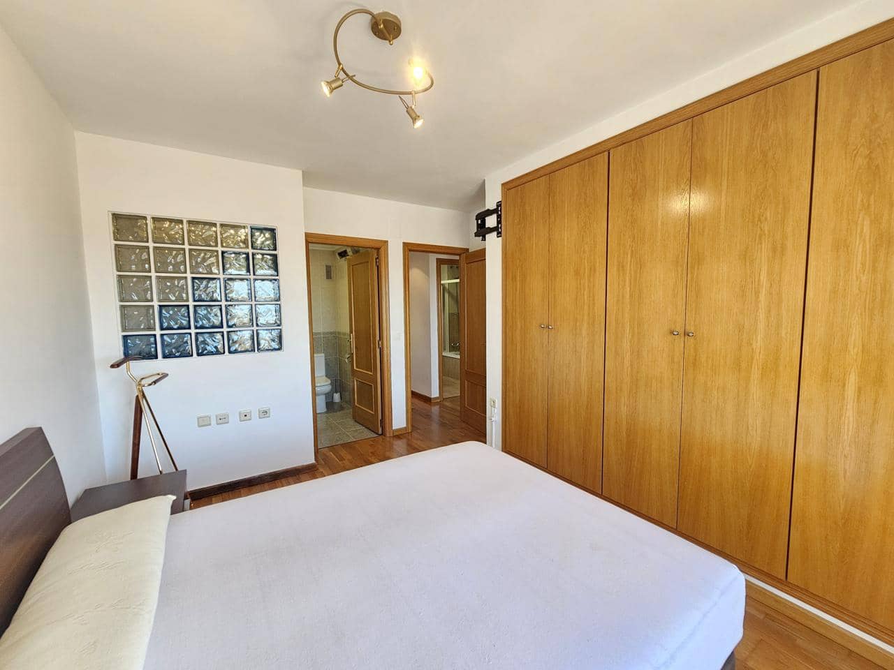 4 quarto Apartamento para arrendar em La Pobla de Vallbona com garagem - 1 200 € (Ref: 6677017)