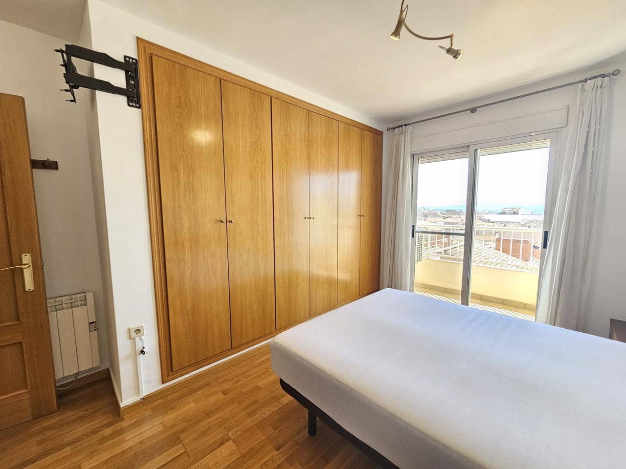 4 quarto Apartamento para arrendar em La Pobla de Vallbona com garagem - 1 200 € (Ref: 6677017)