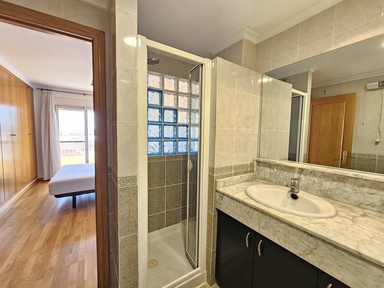 4 quarto Apartamento para arrendar em La Pobla de Vallbona com garagem - 1 200 € (Ref: 6677017)