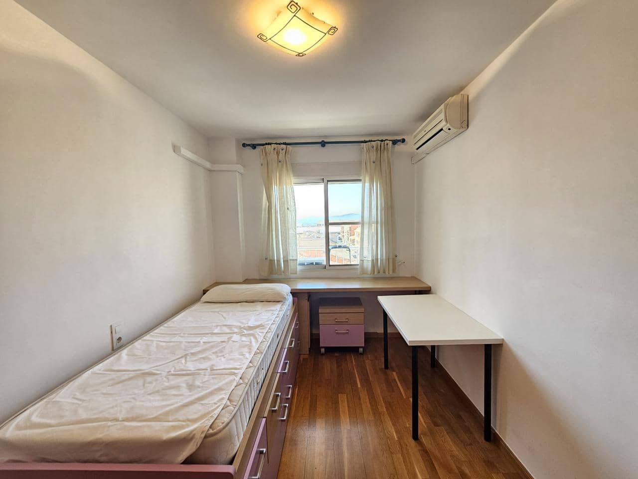 4 quarto Apartamento para arrendar em La Pobla de Vallbona com garagem - 1 200 € (Ref: 6677017)