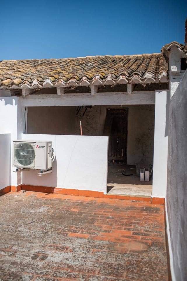 3 bedroom Villa for sale in La Pobla de Vallbona - € 280,000 (Ref: 9383598)