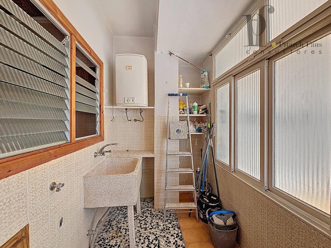 7 bedroom Villa for sale in Benaguasil with garage - € 360,000 (Ref: 9400284)