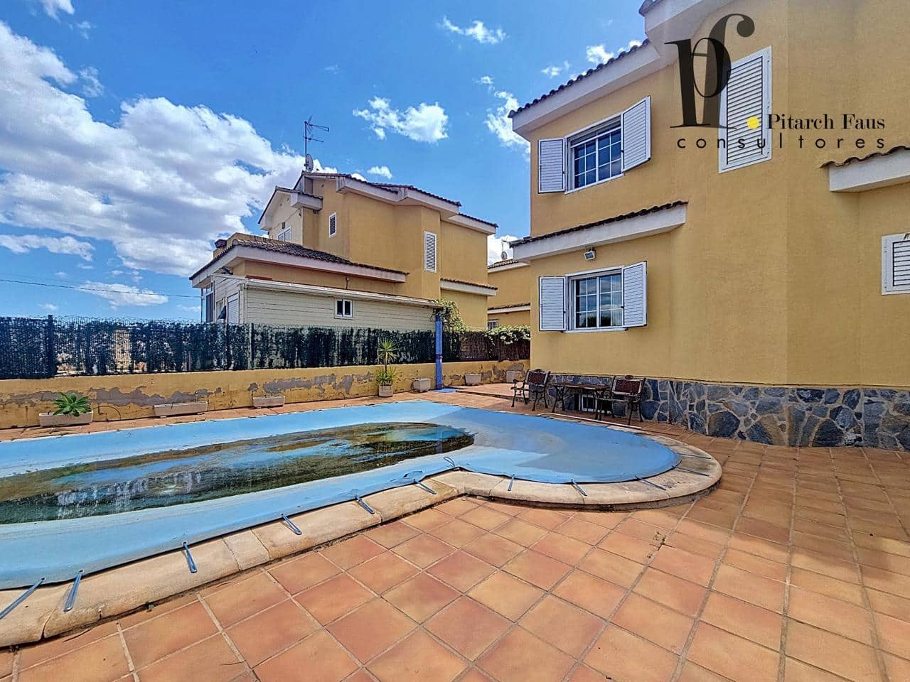 4 Zimmer Villa zu verkaufen in La Pobla de Vallbona mit Pool Garage - 465.000 € (Ref: 9827402)