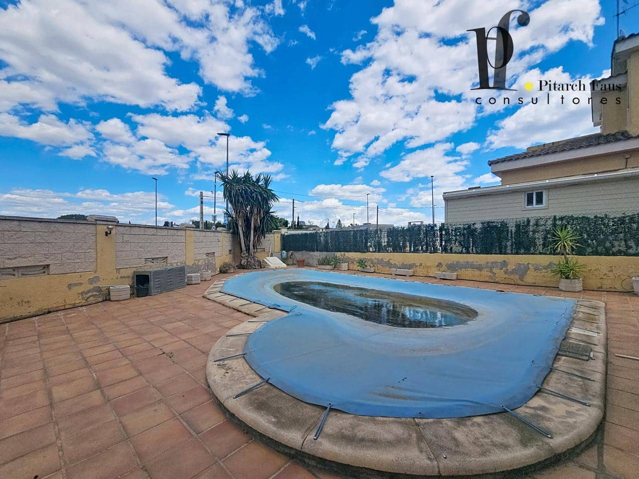4 Zimmer Villa zu verkaufen in La Pobla de Vallbona mit Pool Garage - 465.000 € (Ref: 9827402)